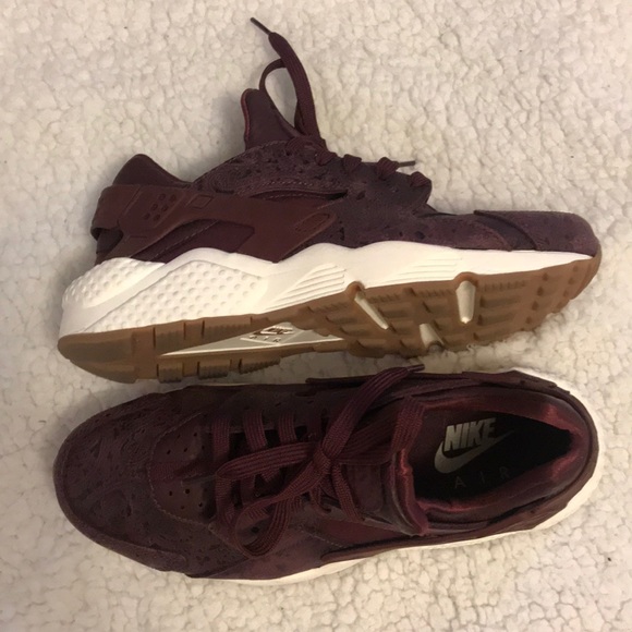 Nikes - Picture 2 of 4